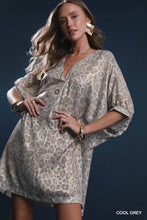 Load image into Gallery viewer, Metallic Leopard Print V Neck

